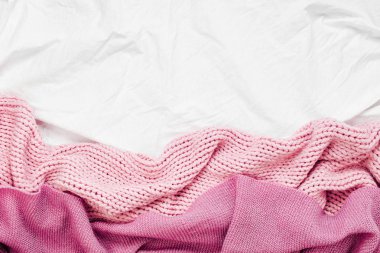 Yatak pembe sıcak ekose ile. Uzay kopyalayın. Düz yatıyordu, en iyi görünümü