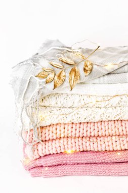 Sıcak giysiler Kazak ve ekose altın yapraklarla yığını 