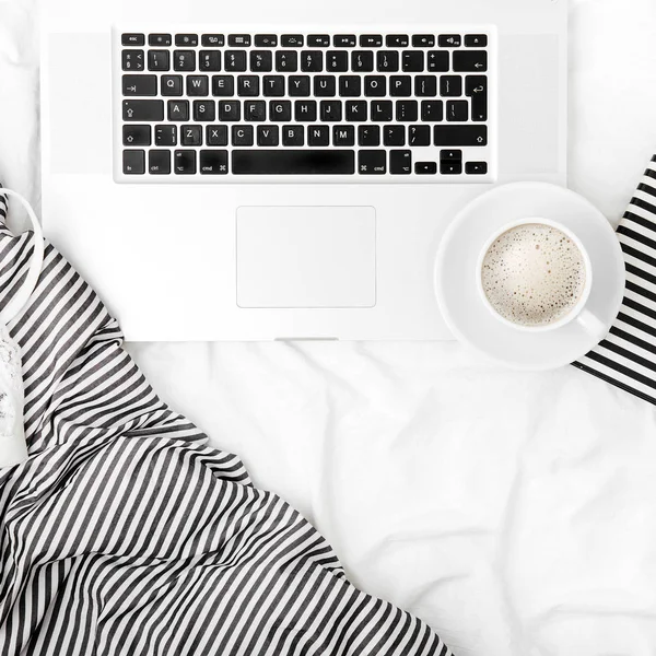 Moda Blogger Espaço Trabalho Com Laptop Acessório Mulher Cama Flat — Fotografia de Stock