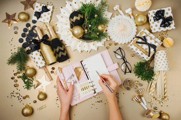 Frauenhände Schreiben Planer Oder Notizbuch Weihnachtsdekoration Hintergrund Goldenen Und Schwarzen — Stockfoto