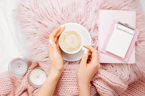 Vrouwelijke Handen Met Kopje Cacao Pluizige Vacht Plaid Met Klembord — Stockfoto