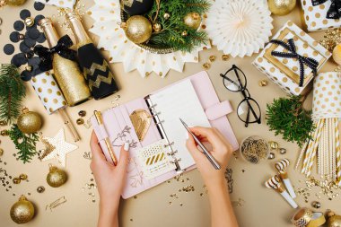 Eller planlayıcısı veya Not defteri yazın. Noel dekorasyon arka planda altın ve siyah renkler. Düz yatıyordu, en iyi görünümü