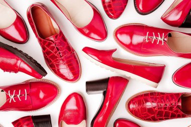 Şık kadın bahar ya da kırmızı renk sonbahar ayakkabı. Güzellik ve moda kavramı.