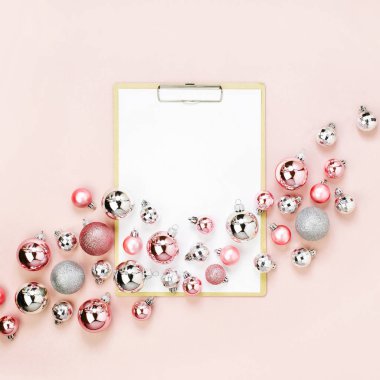 Pano boş kağıt levha ve Noel baubles ile üstten görünüm