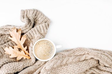 Kahve sıcak ekose ve kuru yaprakları