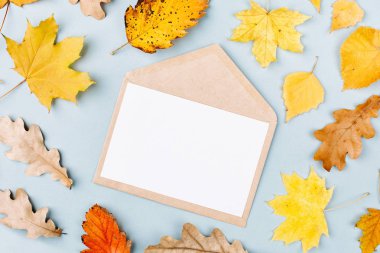 Sonbahar kompozisyon. Sonbahar yaprakları ve zarf kartıyla yapılmış desen