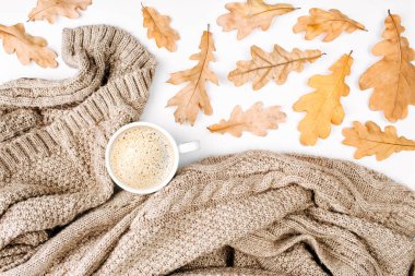 Kahve sıcak ekose ve kuru yaprakları