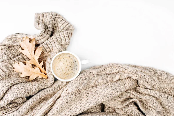 Kopje Koffie Met Warme Plaid Droge Bladeren — Stockfoto