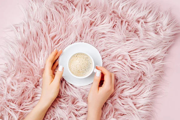 Vrouwelijke Handen Met Kopje Koffie Pluizig Bont Plaid — Stockfoto