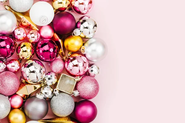 Dovolená Uspořádání Stylové Vánoční Lesklé Cetky Zlaté Krystaly Pastelově Růžové — Stock fotografie