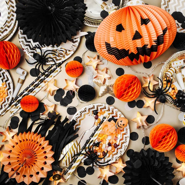 Ansicht Des Tisches Mit Halloween Dekorationen Und Tellern Mit Bonbons — Stockfoto