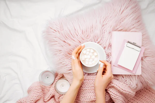 Weibliche Hände Die Eine Tasse Kakao Auf Flauschigem Pelzkleid Mit — Stockfoto