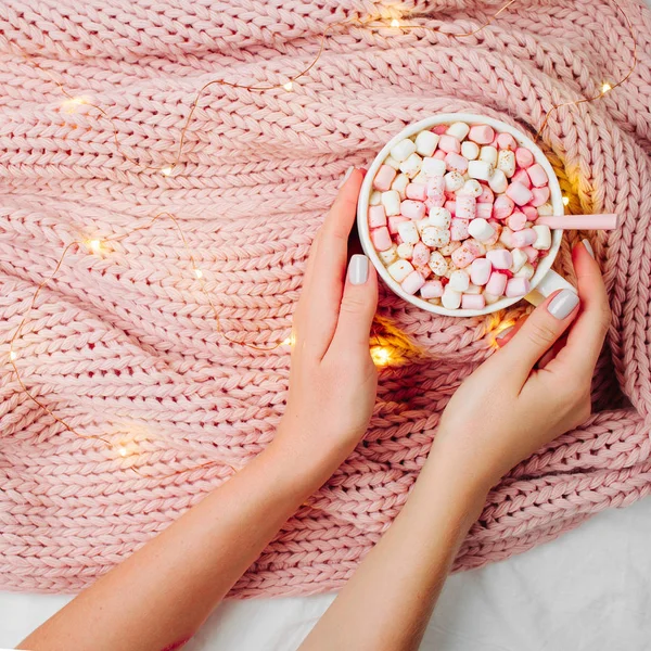 Les Mains Féminines Tiennent Tasse Café Sur Lit Avec Plaid — Photo