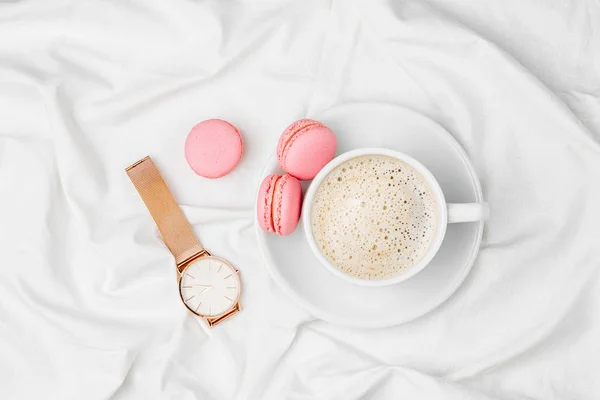 Bovenaanzicht Van Een Kop Van Koffie Bitterkoekjes Horloge Bed — Stockfoto