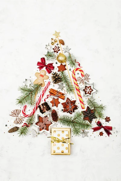Alternativer Weihnachtsbaum Aus Plätzchen Und Weihnachtsschmuck — Stockfoto