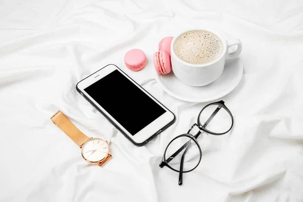 Copa Café Smartphone Cama — Foto de Stock