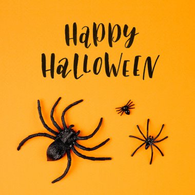 Cadılar Bayramı arka plan ile örümcekler turuncu renkli yüzey ve mutlu Cadılar Bayramı yazı