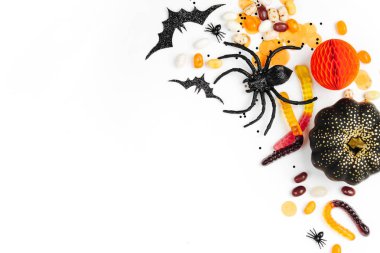 Şekerler, yarasalar, örümcekler, kabak ve süslemeleri Cadılar Bayramı tatil arka plan