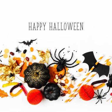 tatil poster şekerler, süslemeleri ve mutlu Cadılar Bayramı yazı 