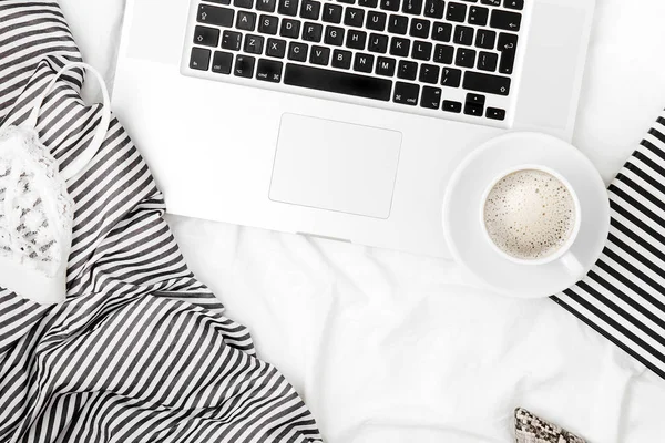 Mode Blogger Werkruimte Met Laptop Vrouw Accessoire Bed Vlakke Lay — Stockfoto