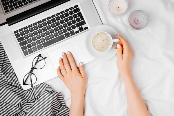 Vista Superior Las Manos Femeninas Ordenador Portátil Con Taza Café — Foto de Stock