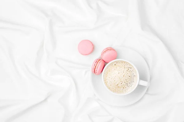 Bovenaanzicht Van Een Kop Van Koffie Bitterkoekjes Bed — Stockfoto