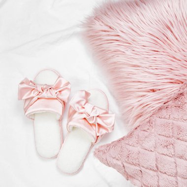 şık pembe yastık ve terlik ile yay, üstten görünüm