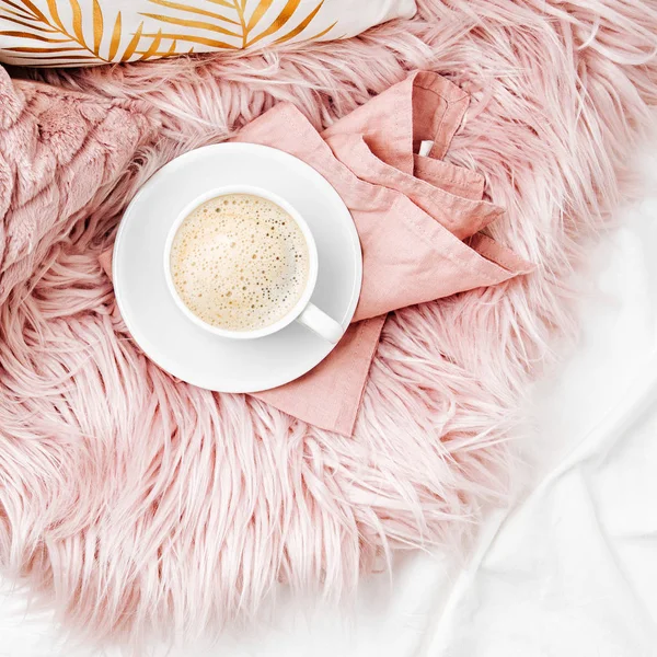 kahve fincanı üstten görünüm çarşaf ve tüylü ekose