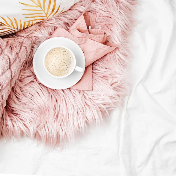 kahve fincanı üstten görünüm çarşaf ve tüylü ekose