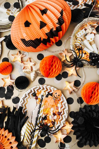 Vista Superior Mesa Con Decoraciones Halloween Platos Con Caramelos — Foto de Stock