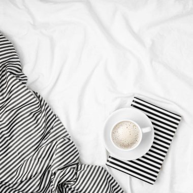 çarşaf üzerinde kitap ve kahve Kupası üstten görünüm