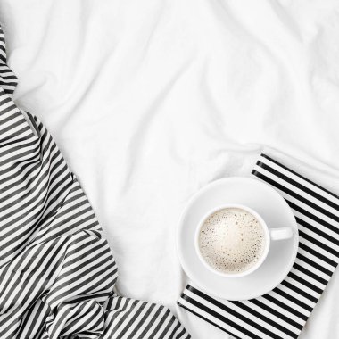 çarşaf üzerinde kitap ve kahve Kupası üstten görünüm