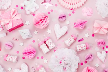 pembe ve beyaz dekorasyon bebek partisi için üstten görünüm pembe bir arka plan üzerinde