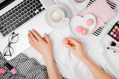 Kadın el laptop ile kahve fincanı ve macaroons, üstten görünüm