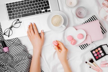 Kadın el laptop ile kahve fincanı ve macaroons, üstten görünüm