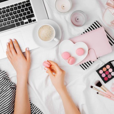 Kadın el laptop ile kahve fincanı ve macaroons, üstten görünüm