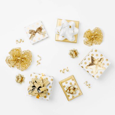 Noel hediye kutuları çerçevesinde izole beyaz arka plan üzerinde