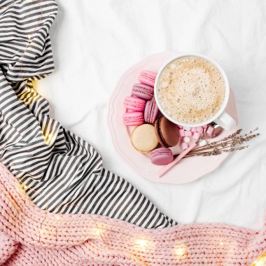 kahve ile macarons yatakta, üstten görünüm