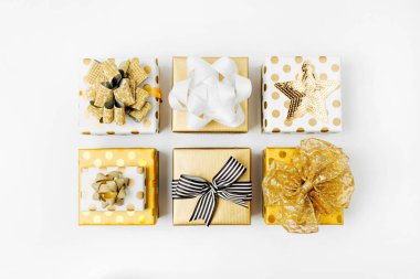 en iyi Noel hediye kutuları görünümünü izole beyaz arka plan üzerinde 