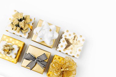 en iyi Noel hediye kutuları görünümünü izole beyaz arka plan üzerinde 