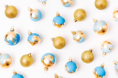 Beyaz arka plan üzerinde izole mavi ve altın Noel baubles