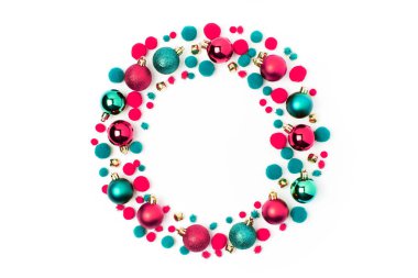 mavi ve kırmızı Noel baubles beyaz arka plan üzerinde izole yuvarlak şekli çerçevesinde