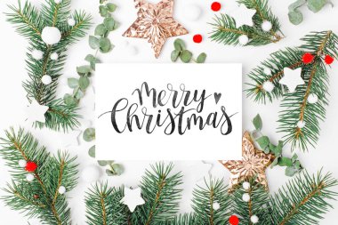 Boş kartı Noel dekorasyonu ile. Tatil mockup. Düz yatıyordu, en iyi görünümü