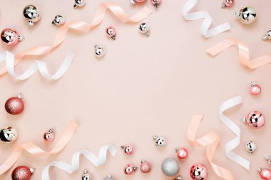 çerçeve Noel baubles ve pastel pembe arka plan şeritler