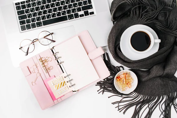 Çalışma alanı ile laptop, defter planlayıcısı, kahve Kupası ile eşarp, gözlük sarılmış. Şık ofis masası. Sonbahar ya da kış kavramı. Düz yatıyordu, en iyi görünümü