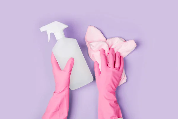 Руки Резиновых Перчатках Держащих Спрей Очистки Ткань Микроволокна — стоковое фото