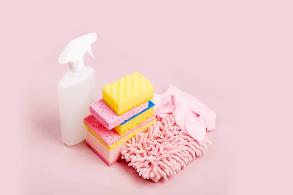 Tisztító Spray Szivacsok Mikroszálas Kendő Kesztyűt Rózsaszín Háttér — Stock Fotó