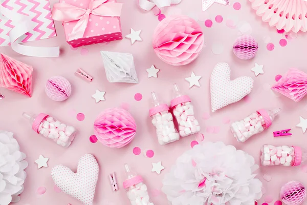 pembe ve beyaz dekorasyon bebek partisi için üstten görünüm pembe bir arka plan üzerinde