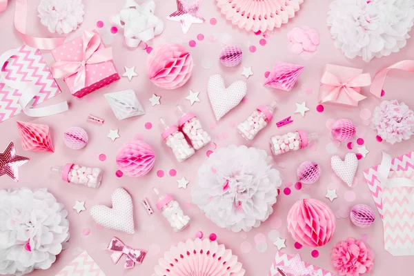 pembe ve beyaz dekorasyon bebek partisi için üstten görünüm pembe bir arka plan üzerinde