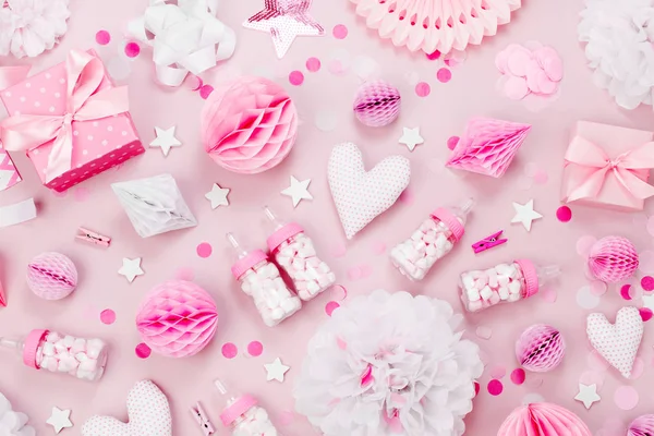 pembe ve beyaz dekorasyon bebek partisi için üstten görünüm pembe bir arka plan üzerinde